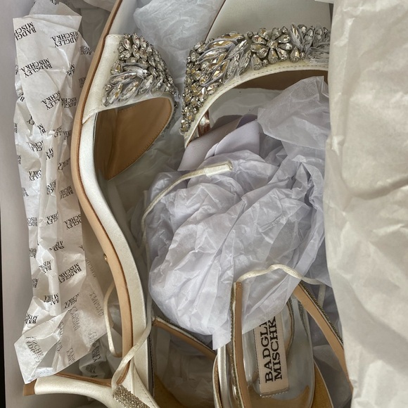 Badgley Mischka blossom satin ankle strap kitten heel NIB - Picture 4 of 6